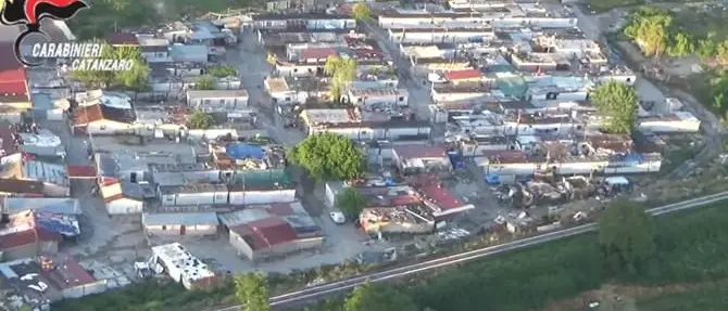 Allacci abusivi e fumi tossici, blitz nel campo rom di Scordovillo