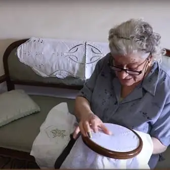 La memoria, la tradizione e l’arte del ricamo nel Filo di Elena - VIDEO