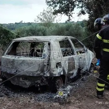 Il cadavere di un 34enne trovato carbonizzato in un'auto nelle campagne di Nicotera -VIDEO