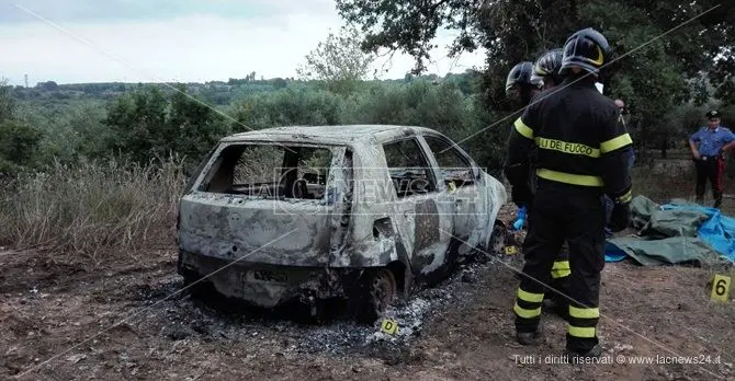 Il cadavere di un 34enne trovato carbonizzato in un'auto nelle campagne di Nicotera -VIDEO