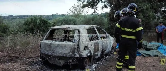 Il cadavere di un 34enne trovato carbonizzato in un'auto nelle campagne di Nicotera -VIDEO