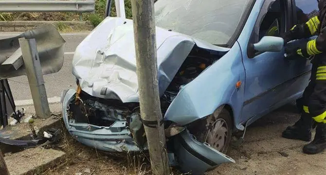 Incidente sulla statale 106, coinvolte due auto