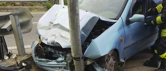 Incidente sulla statale 106, coinvolte due auto