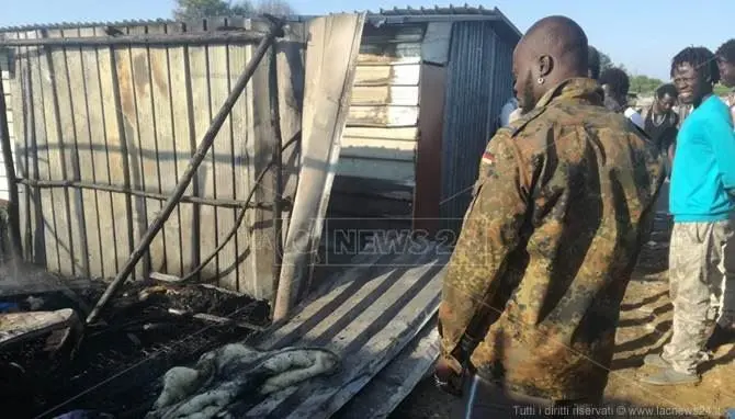 Incendio nella tendopoli di San Ferdinando, baracche distrutte (FOTO)