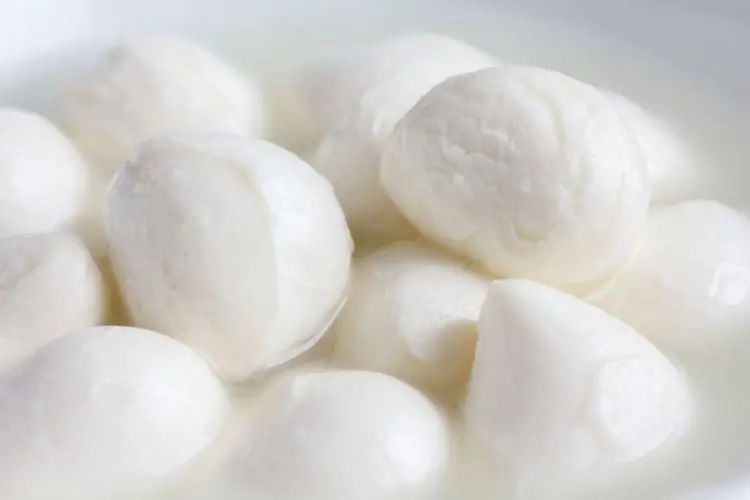 Trova due aghi nella mozzarella acquistata al supermercato