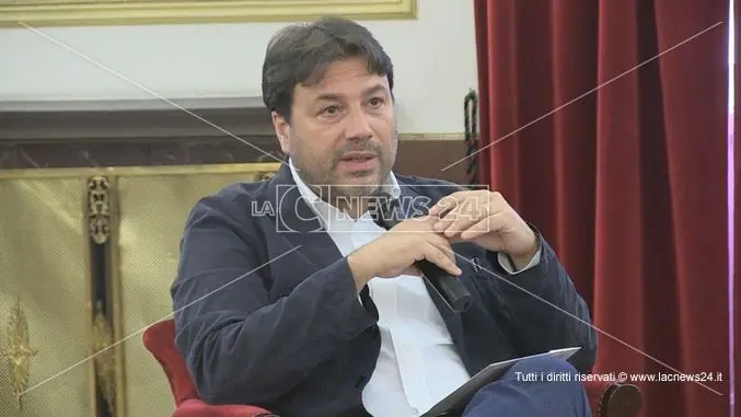 Montanari shock a Cosenza: «Questo governo rovescia i fondamenti della Repubblica Italiana» -VIDEO