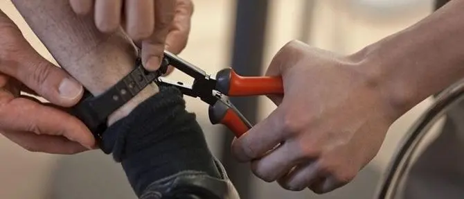 Manomette il braccialetto elettronico ed evade, arrestato dalla Polfer