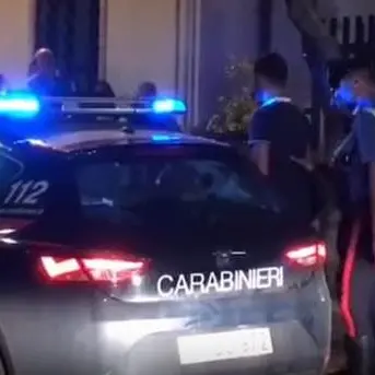 Cerca di investire turista che lo filma mentre abbandona i rifiuti