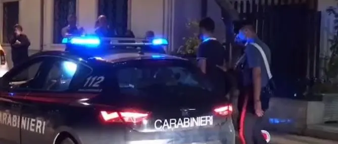 Cerca di investire turista che lo filma mentre abbandona i rifiuti