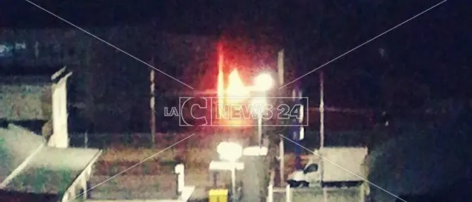 Catanzaro, incendio distrugge escavatore di una ditta meccanica