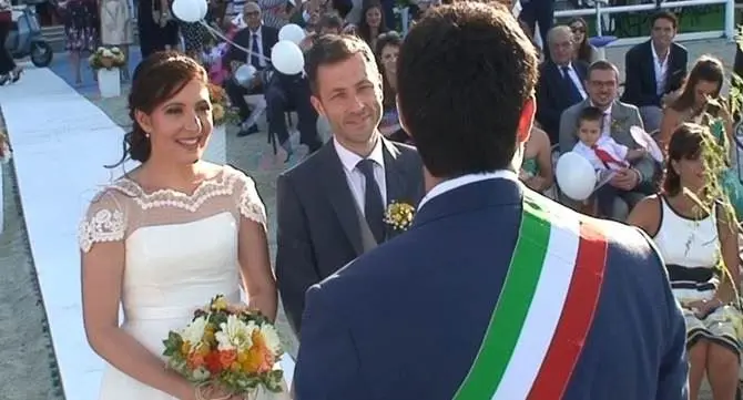 Soverato, celebrato il primo matrimonio in riva al mare - VIDEO