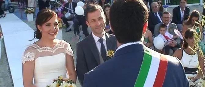 Soverato, celebrato il primo matrimonio in riva al mare - VIDEO
