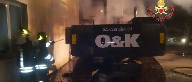Escavatore incendiato a Catanzaro: si segue la pista dolosa