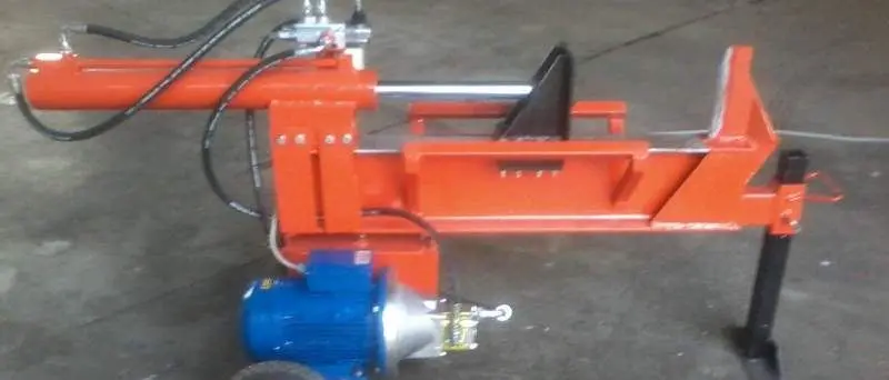 Pensionato muore decapitato dalla macchina spaccalegna