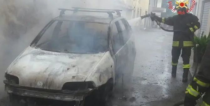 Auto avvolta dalle fiamme a Stalettì, conducente riesce a mettersi in salvo