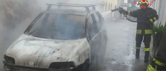 Auto avvolta dalle fiamme a Stalettì, conducente riesce a mettersi in salvo
