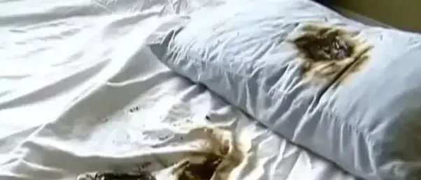 Il telefonino esplode mentre è in carica: morto un manager