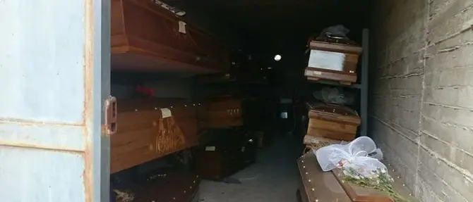 Rende, Miceli denuncia: «Bare accatastate nel cimitero»