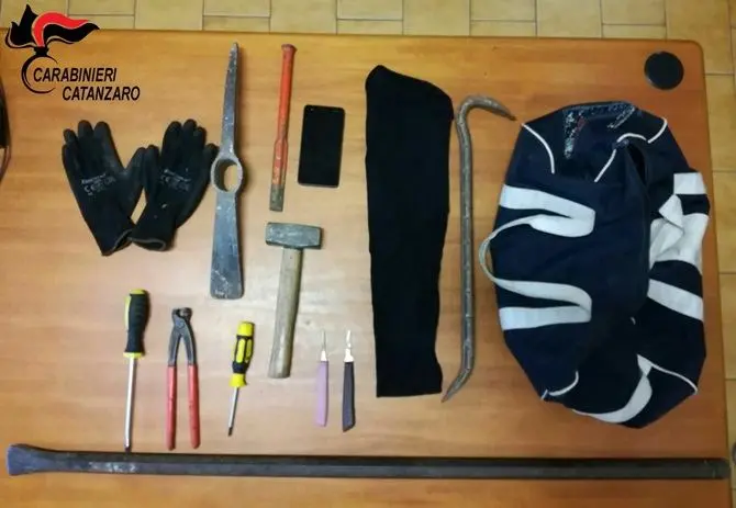 Catanzaro, attrezzi da scasso su veicolo rubato: denunciato