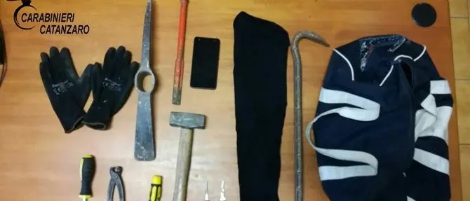 Catanzaro, attrezzi da scasso su veicolo rubato: denunciato