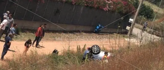 Auto esce di strada sulla Jonio-Tirreno, donna in gravi condizioni