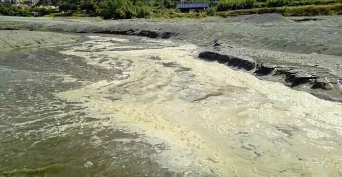 Fanghi non depurati sversati nel mare di Paola, la denuncia di Legambiente