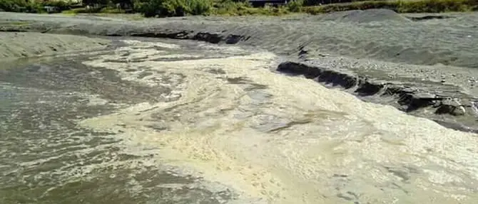 Fanghi non depurati sversati nel mare di Paola, la denuncia di Legambiente