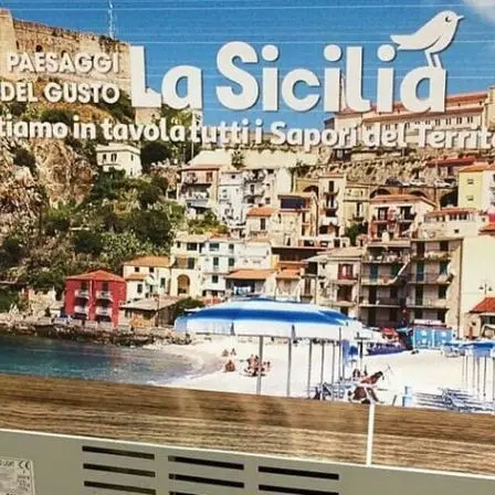 Sponsorizzano la Sicilia ma sui cartelloni c’è Scilla: l’abbaglio clamoroso di Auchan