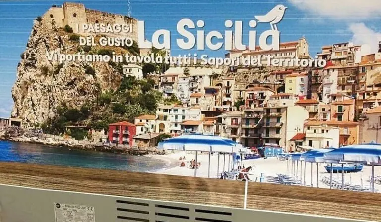 Sponsorizzano la Sicilia ma sui cartelloni c’è Scilla: l’abbaglio clamoroso di Auchan