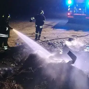 Rifiuti bruciati nella notte sulla spiaggia di Roccelletta -VIDEO