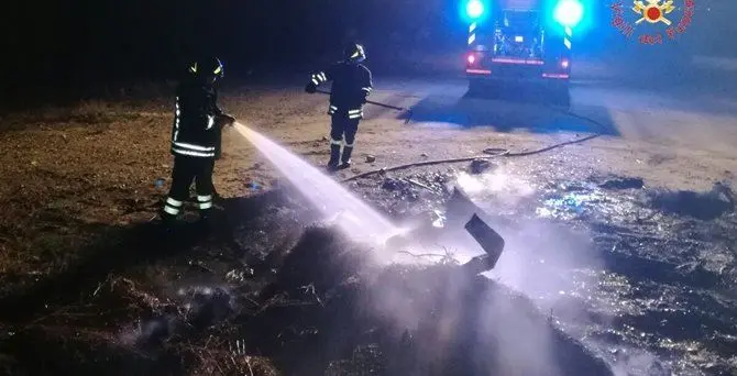 Rifiuti bruciati nella notte sulla spiaggia di Roccelletta -VIDEO