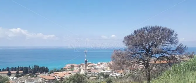 Incendi, indifferenza e autocelebrazione: i mali di una terra che perde pezzi ogni giorno