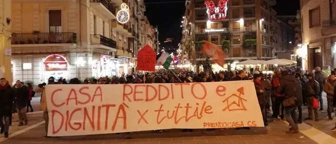 Oliverio a sorpresa: «Sospendere eventuali sgomberi degli alloggi»