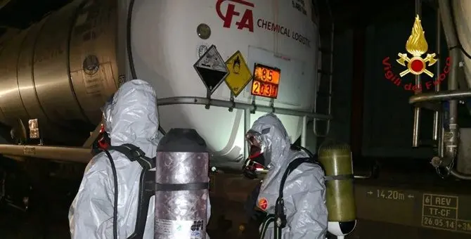 Cisterna ferroviaria perde acido, intervengono i vigili del fuoco