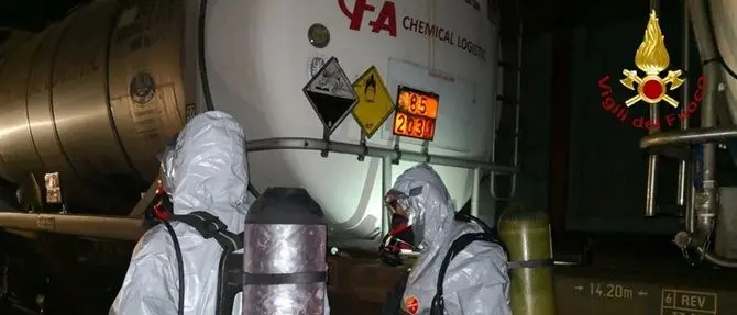 Cisterna ferroviaria perde acido, intervengono i vigili del fuoco