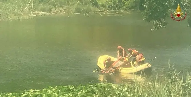 Scompare sotto gli occhi dei bagnanti, ritrovato morto in fondo al lago