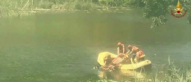 Scompare sotto gli occhi dei bagnanti, ritrovato morto in fondo al lago
