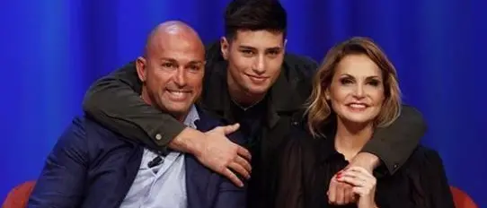 Accoltellato il figlio di Simona Ventura e Stefano Bettarini, quattro arresti