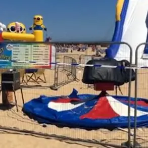 Gonfiabile esplode in spiaggia, muore una bambina