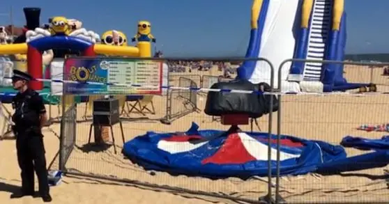 Gonfiabile esplode in spiaggia, muore una bambina