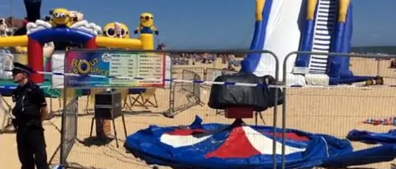 Gonfiabile esplode in spiaggia, muore una bambina