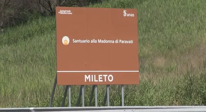 L'Anas e quei cartelloni autostradali senza senso