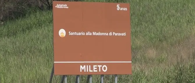 L'Anas e quei cartelloni autostradali senza senso