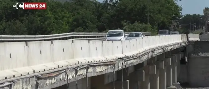 Ponte Allaro, la versione dell'Anas: «Piccoli spostamenti, ma struttura stabile»