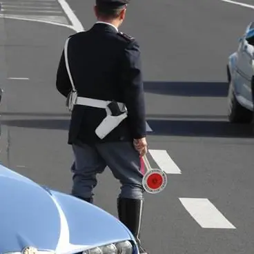 Fuma uno spinello e provoca un incidente: denunciato