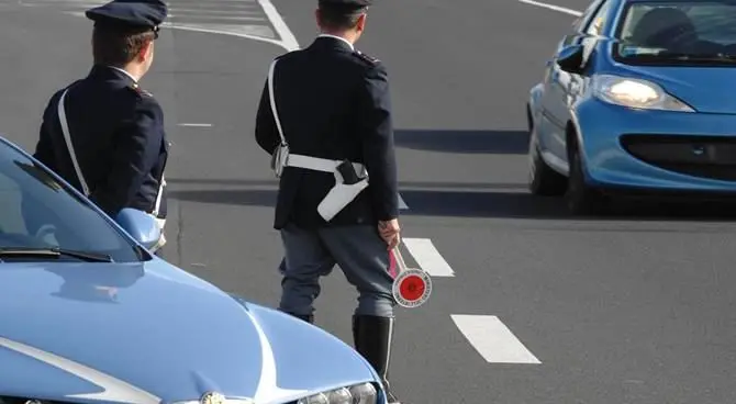 Fuma uno spinello e provoca un incidente: denunciato