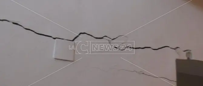 Catanzaro, crepe nelle pareti e cedimenti: i residenti lanciano l'allarme