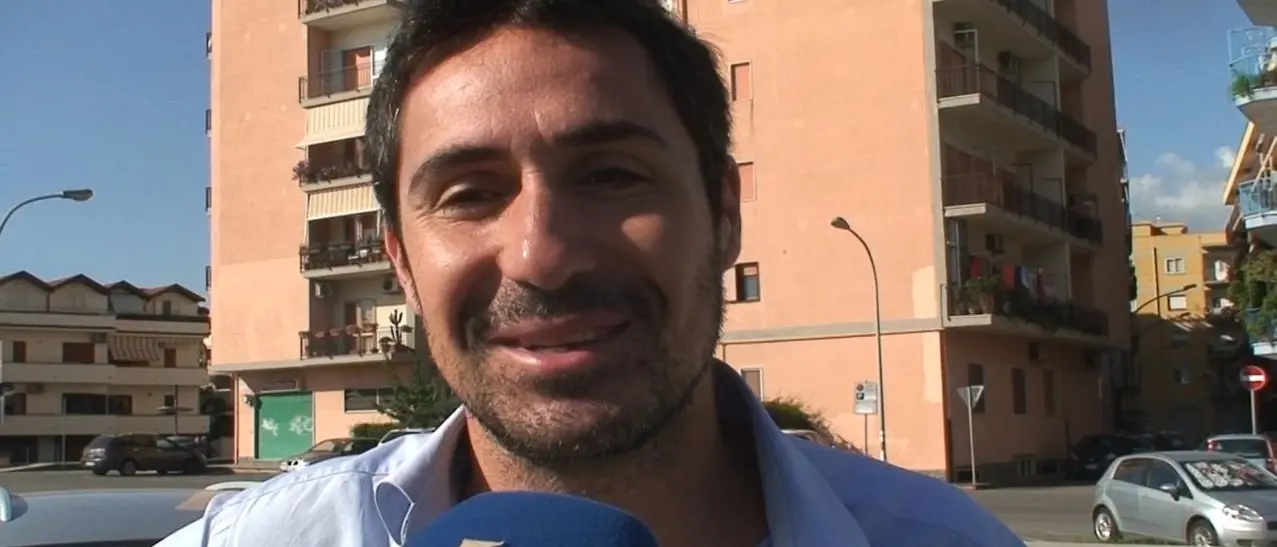 Soverato, il sindaco interviene per sedare una rissa e fa a pugni con l'aggressore