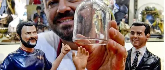 Manovra, la “manina” diventa un gadget ed entra nel presepe di Napoli