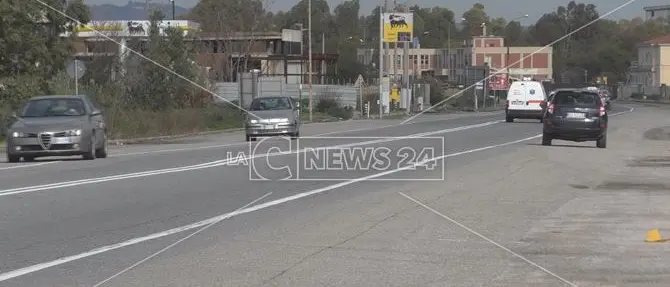 Statale 106, la folle corsa di un furgone finisce su Facebook - VIDEO